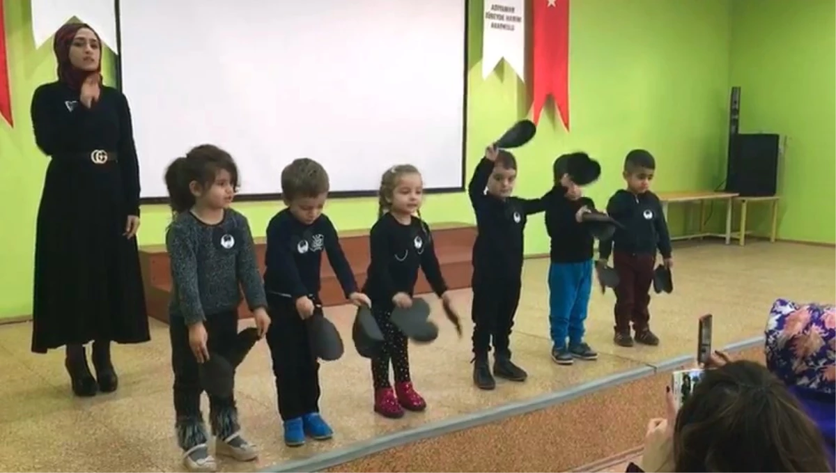 Minikler Atatürk\'ü İşaret Dile Eşliğindeki Gösteri ile Andı