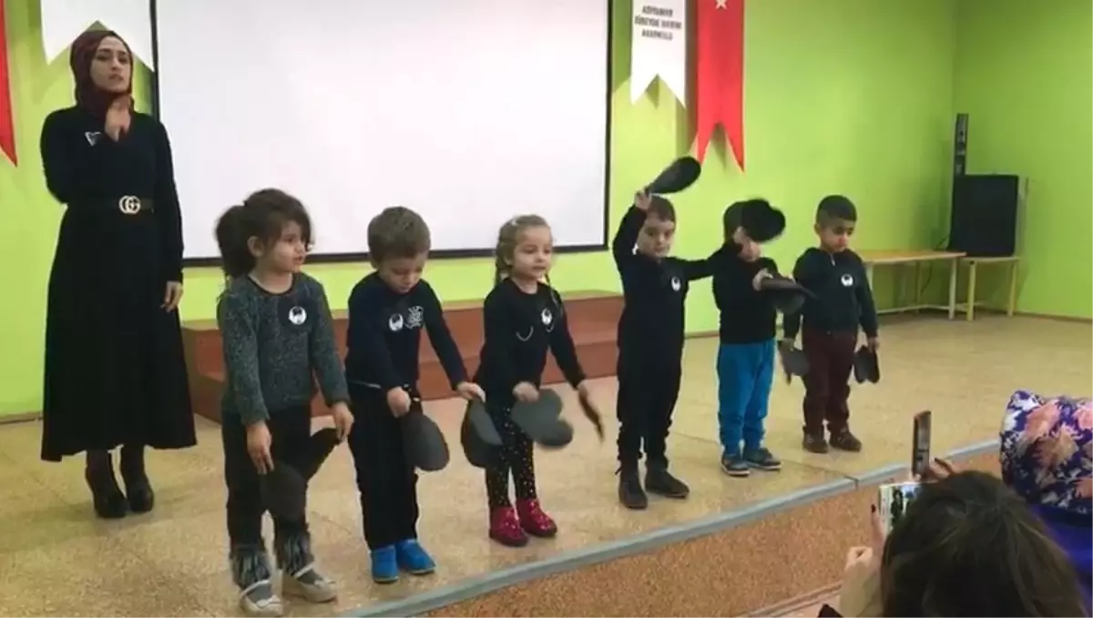 Minikler Atatürk\'ü İşaret Dile Eşliğindeki Gösteri ile Andı