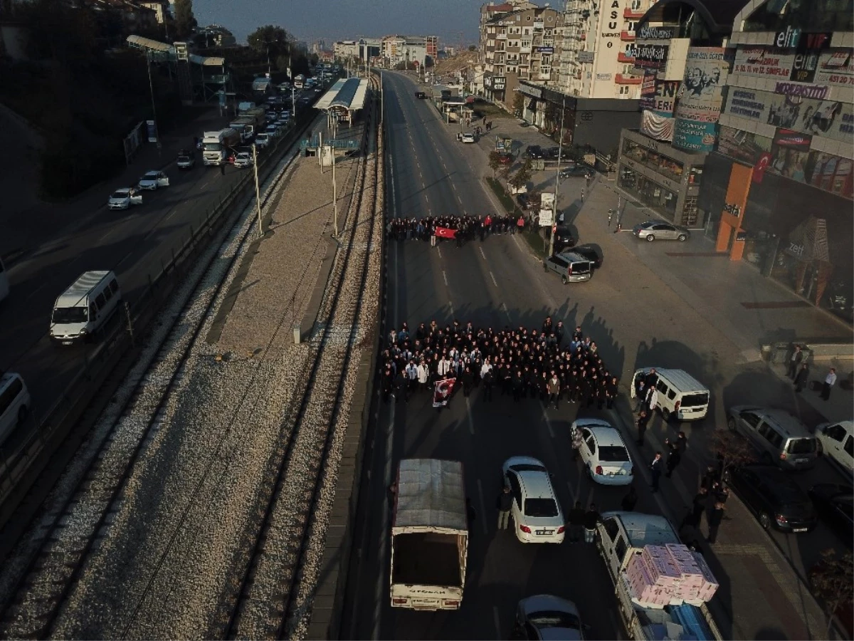 Bursa\'da 9,05\'te Trafiği Böyle Durdurup Atatürk\'ü Andılar, O Anlar Havadan Görüntülendi