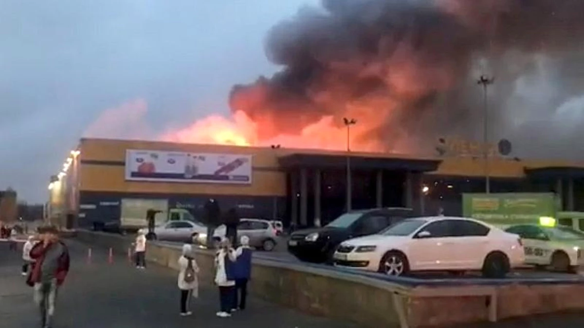 Rusya\'da Bir Alışveriş Merkezinde Çıkan Yangında Çatı Çöktü