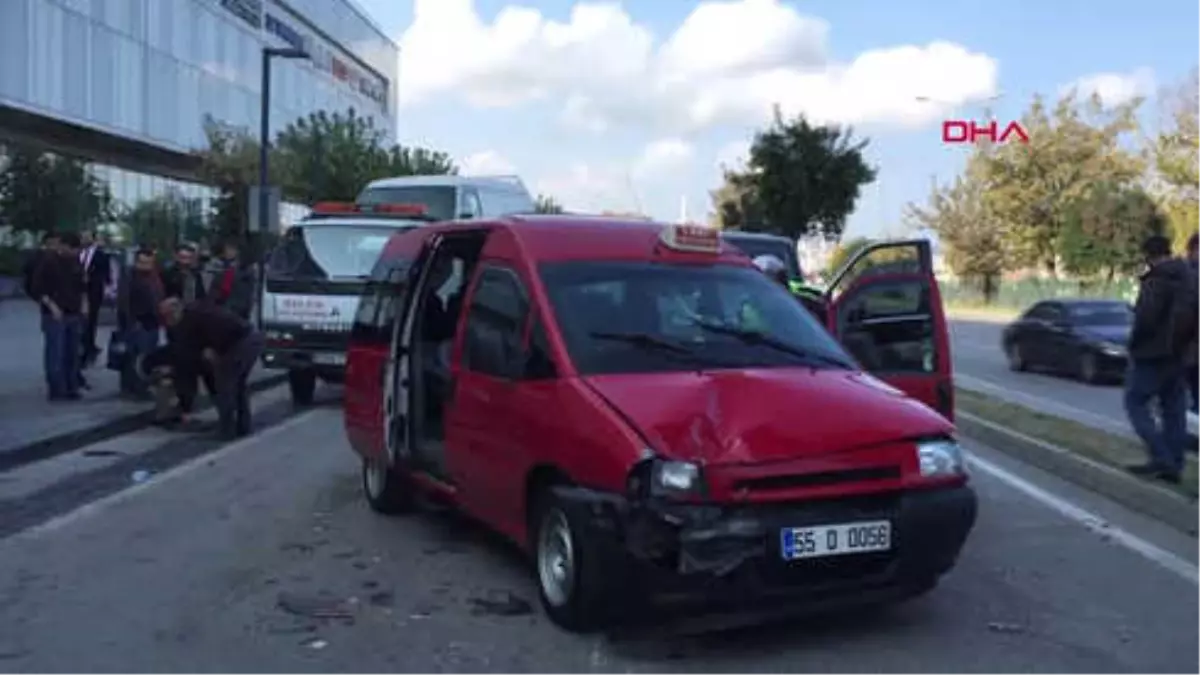 Samsun Avm Önünde Zincirleme Kaza 4 Yaralı