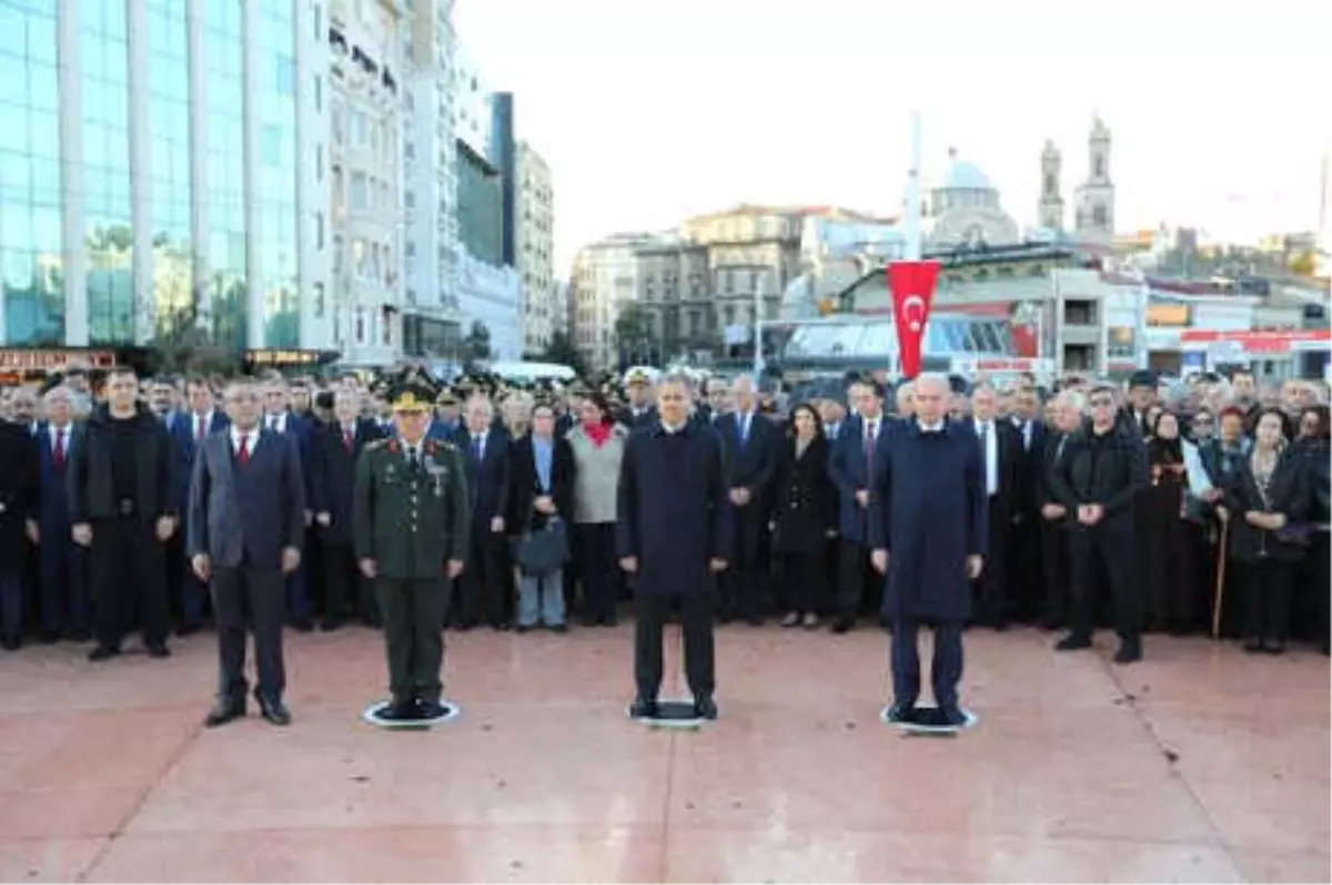 Taksim Meydanı\'nda Atatürk\'ü Anma Töreni