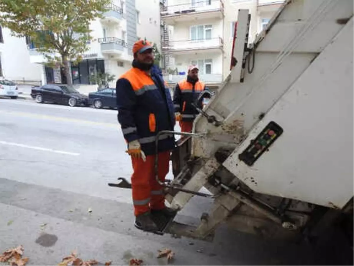 Temizlik İşçileri ve Iraklı İnşaat Çalışanları Saygı Duruşuna Geçti