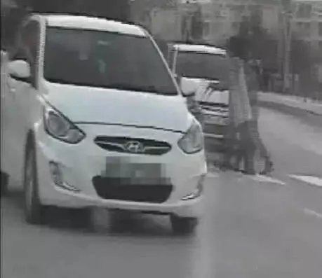 Yaya Geçidinde Anne ve Bebeğe Yol Vermeyen Sürücüye Para ...