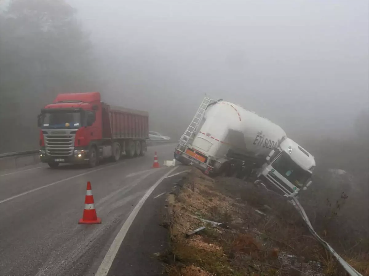 Yoldan Çıkan Tır Vinçle Çekildi