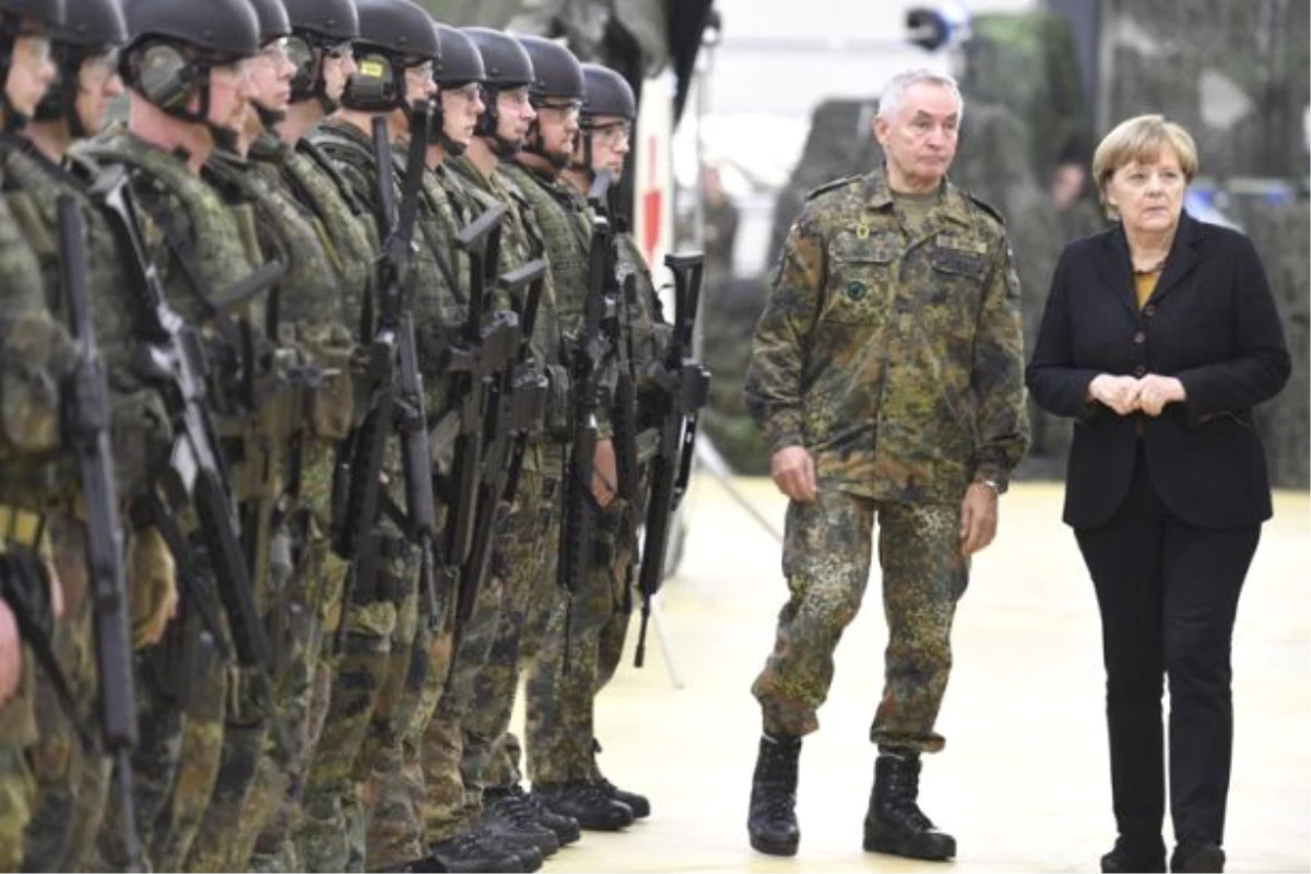 Almanya\'da Bir Grup Askerin, Siyasetçilere Suikast Düzenleme Hazırlığında Olduğu Ortaya Çıktı