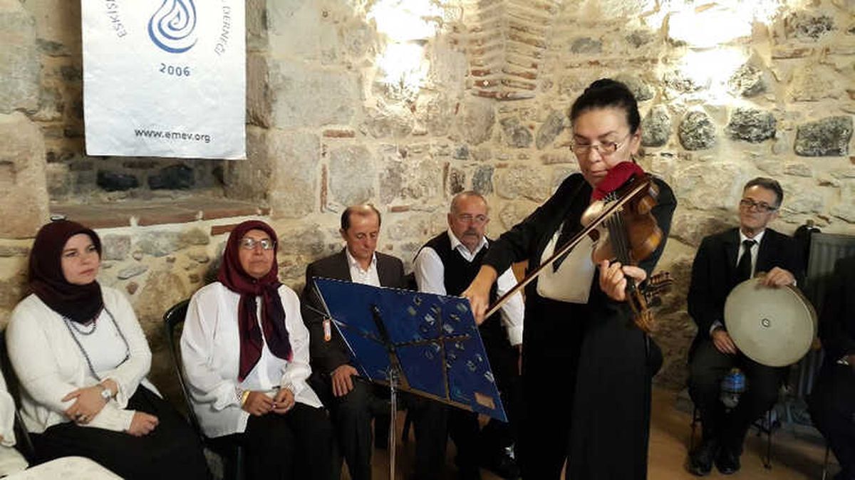 Atatürk Sevdiği Şarkılar ile Anıldı