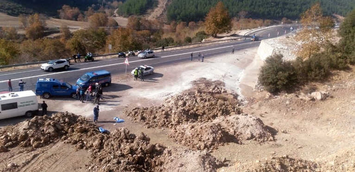 Bariyerlere Çarparak Parçalanan Motosikletin Sürücüsü Öldü