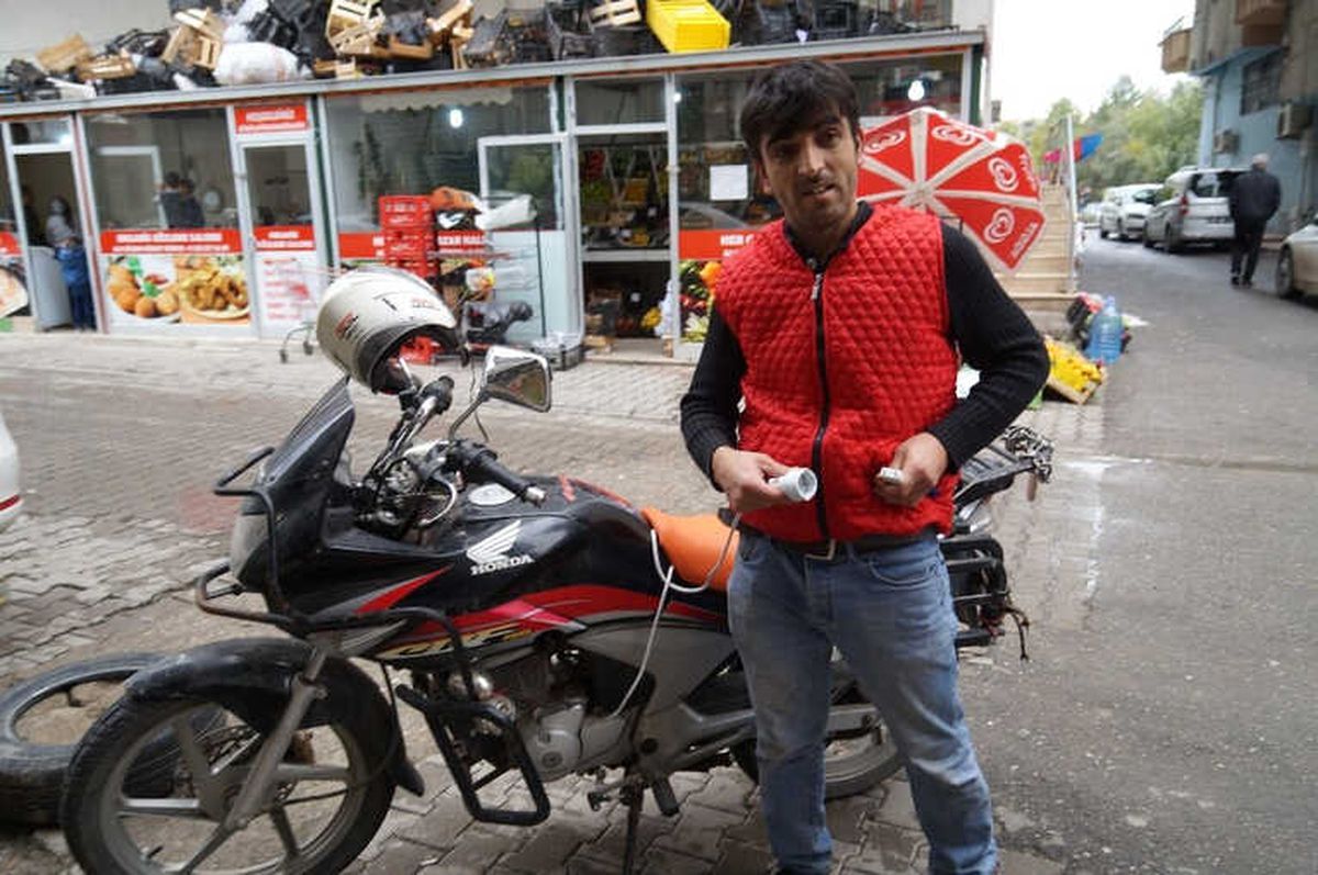 Batmanlı Tesisatçı Soğuktan Korunmak İçin Elektrikle Isınan Yelek Yaptı