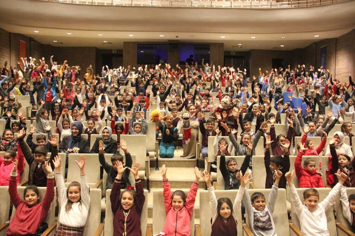 Binlerce Çocuk, Müzikli Çocuk Oyununu İzledi