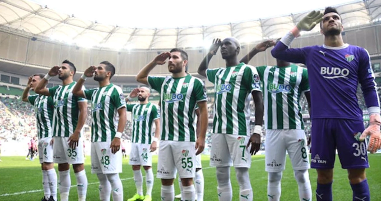 Bursasporlu Futbolcular, Afrin Şehidi Taner Çobanoğlu\'nun Tribünde Bulunan Eşine Asker Selamı Verdi