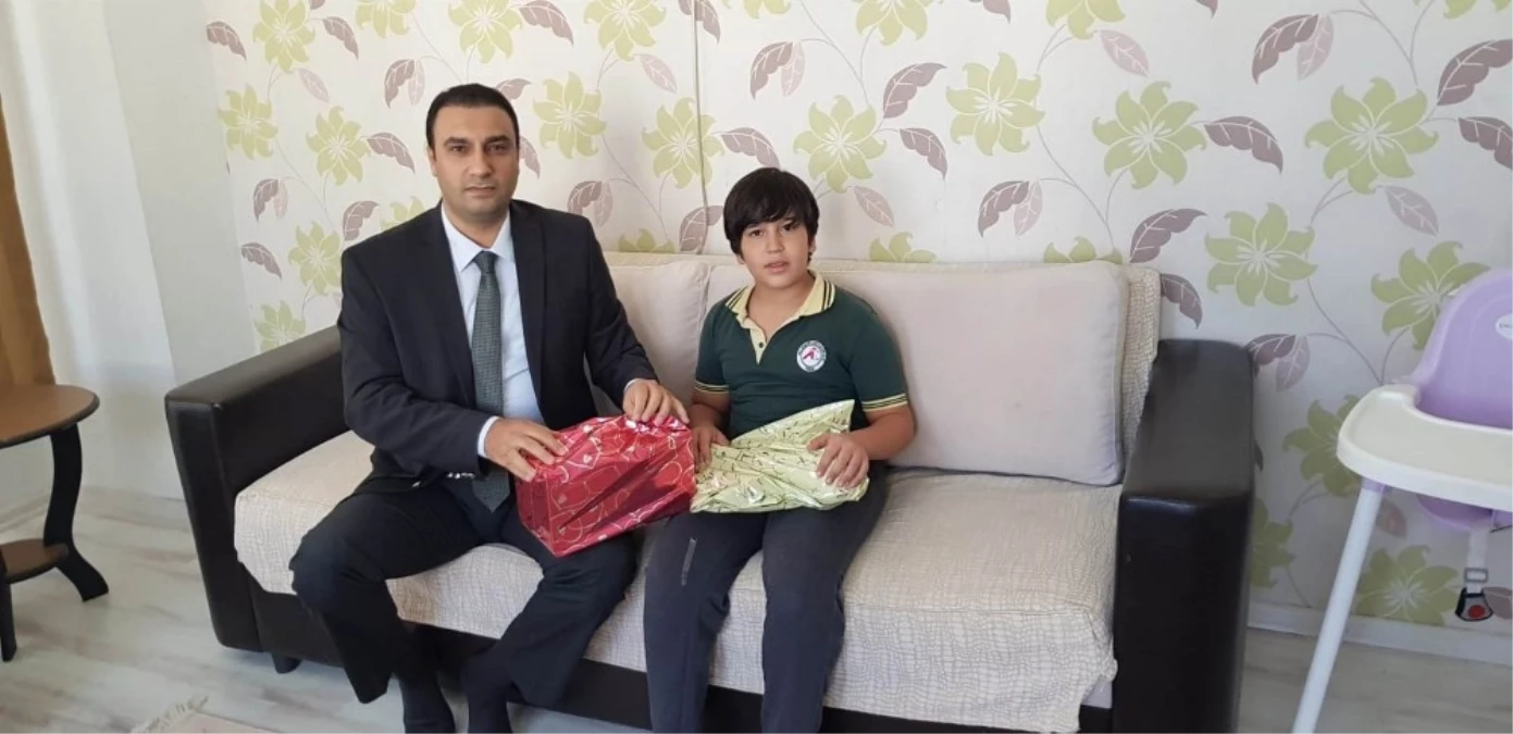 Cumhurbaşkanı Erdoğan\'ın Dağıttığı Hediyelerden Alamayan Çocuğa Özel Hediye Gönderildi