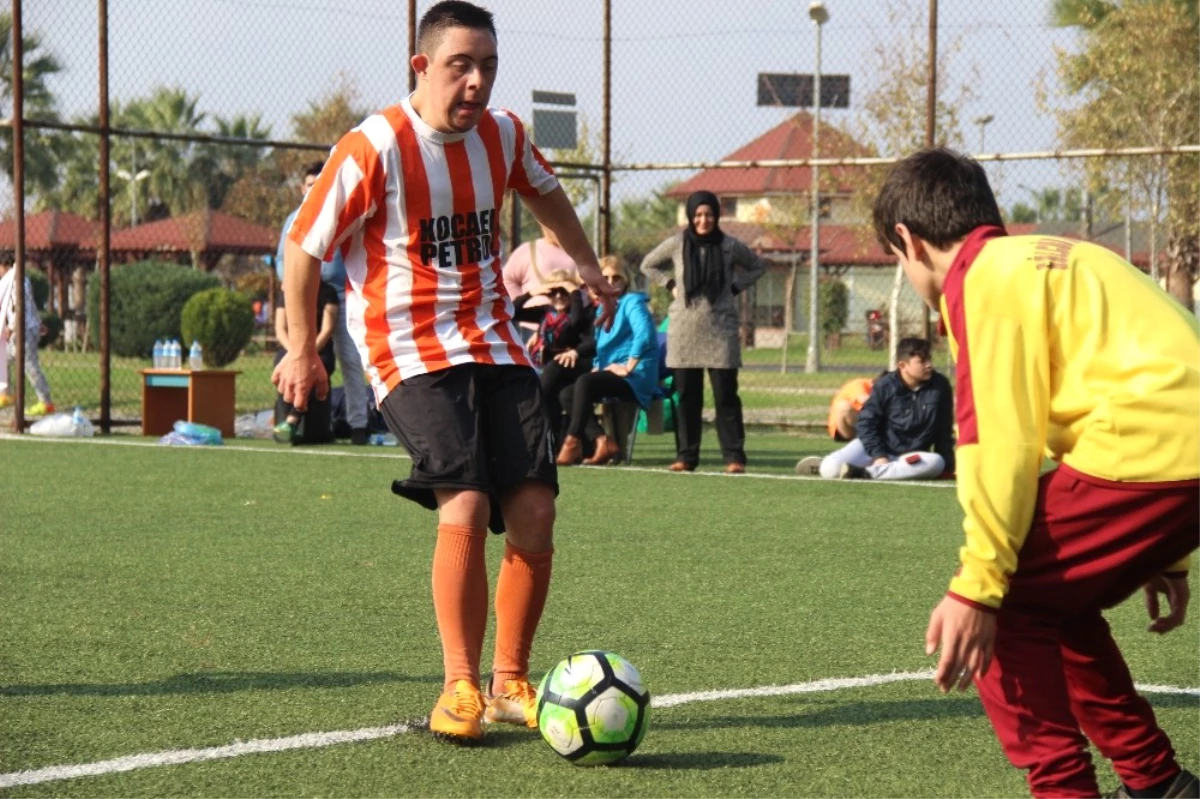 Down Sendromlu Çocuklar Farkındalık İçin Futbol Sahasına Çıktı