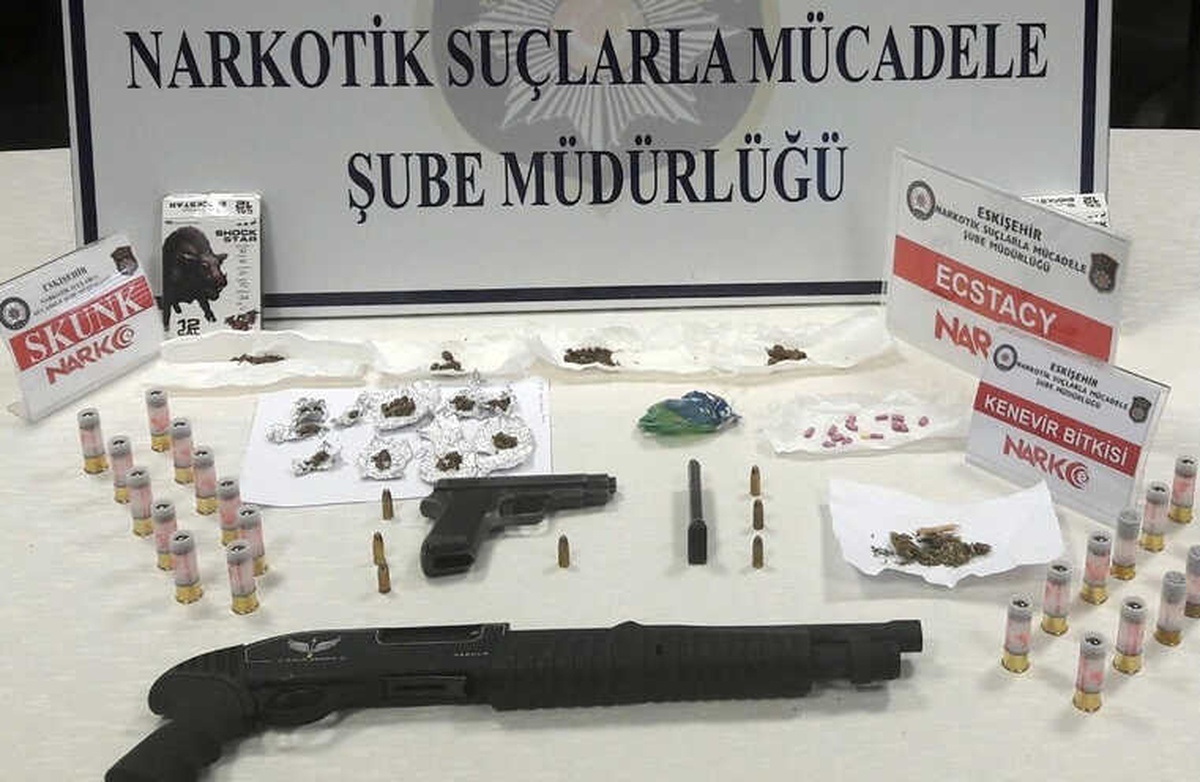 Eskişehir\'de Uyuşturucu Operasyonu: 26 Gözaltı