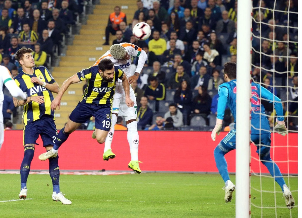 Fenerbahçe\'de Şener Özbayraklı Sakatlandı