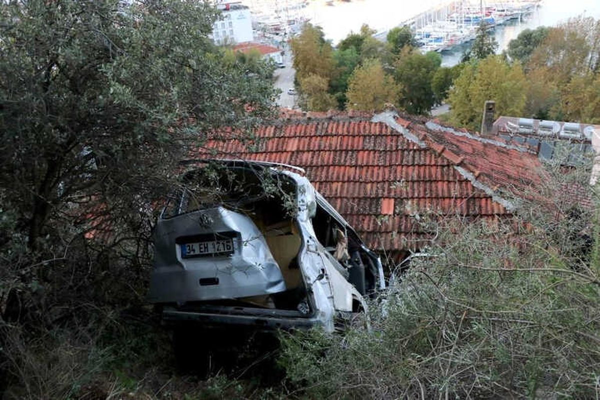 Freni Çekilmeyen Minibüs Bir Evin Üstüne Düştü