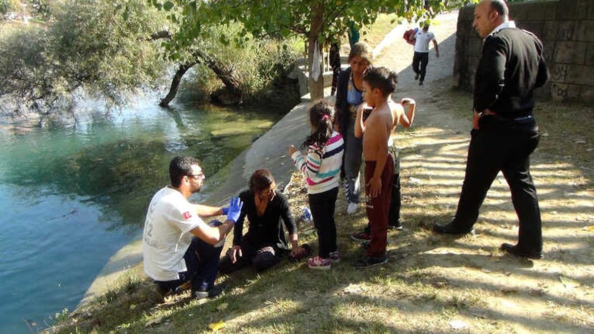 Irmağa Düşen 2 Çocuk ve 2 Anne Son Anda Kurtarıldı