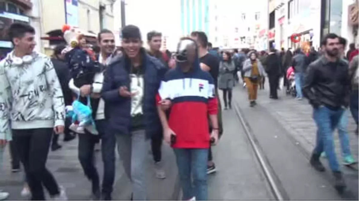 İstiklal Caddesi\'nde İlginç Görüntü...at Maskesi Takıp, Kestane Yedi