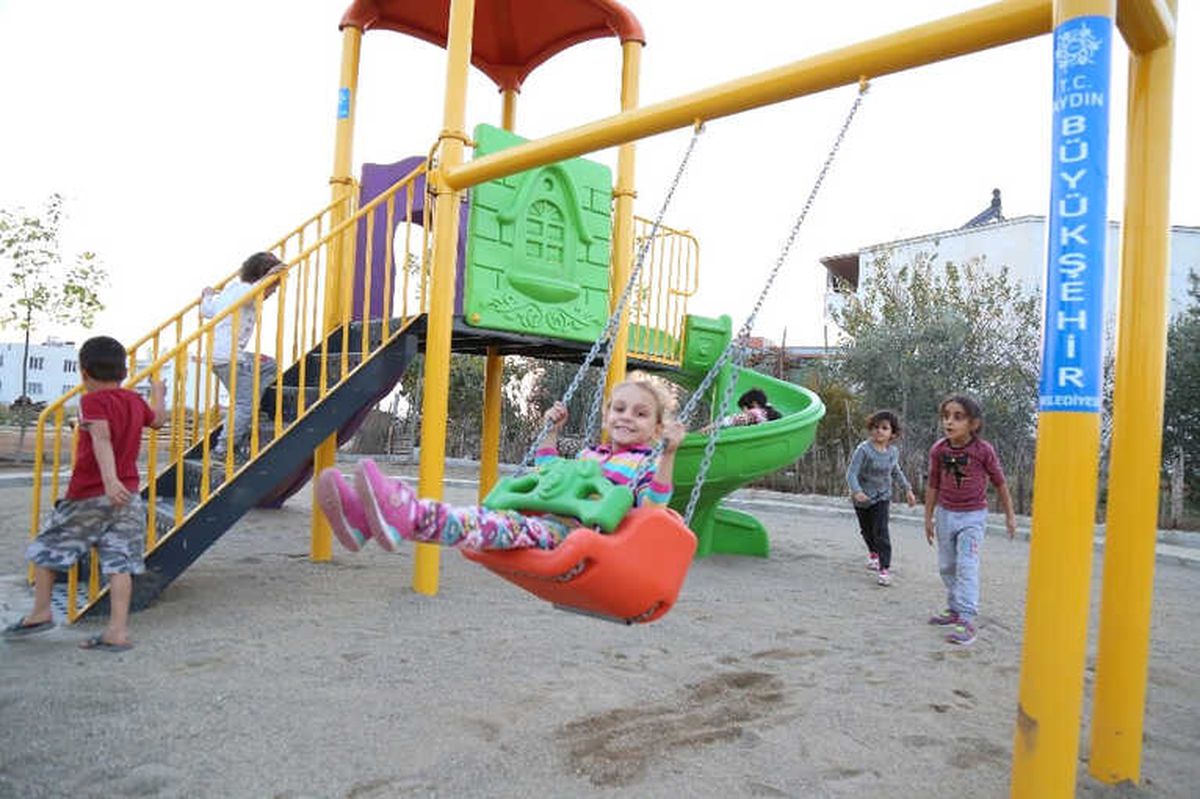 Kadıköy\'de Çocuklar Büyükşehirle Mutlu