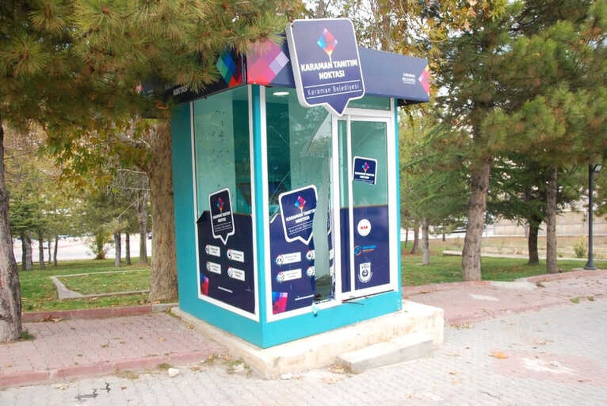 Karaman\'da Turizm Bilgi Kabinine Zarar Verdiler