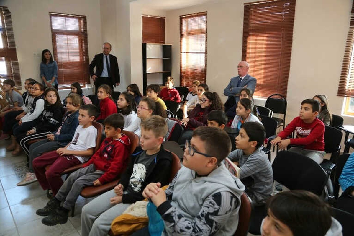 Kazım Kurt Çocuklarla Atatürk\'ün Filmini İzledi