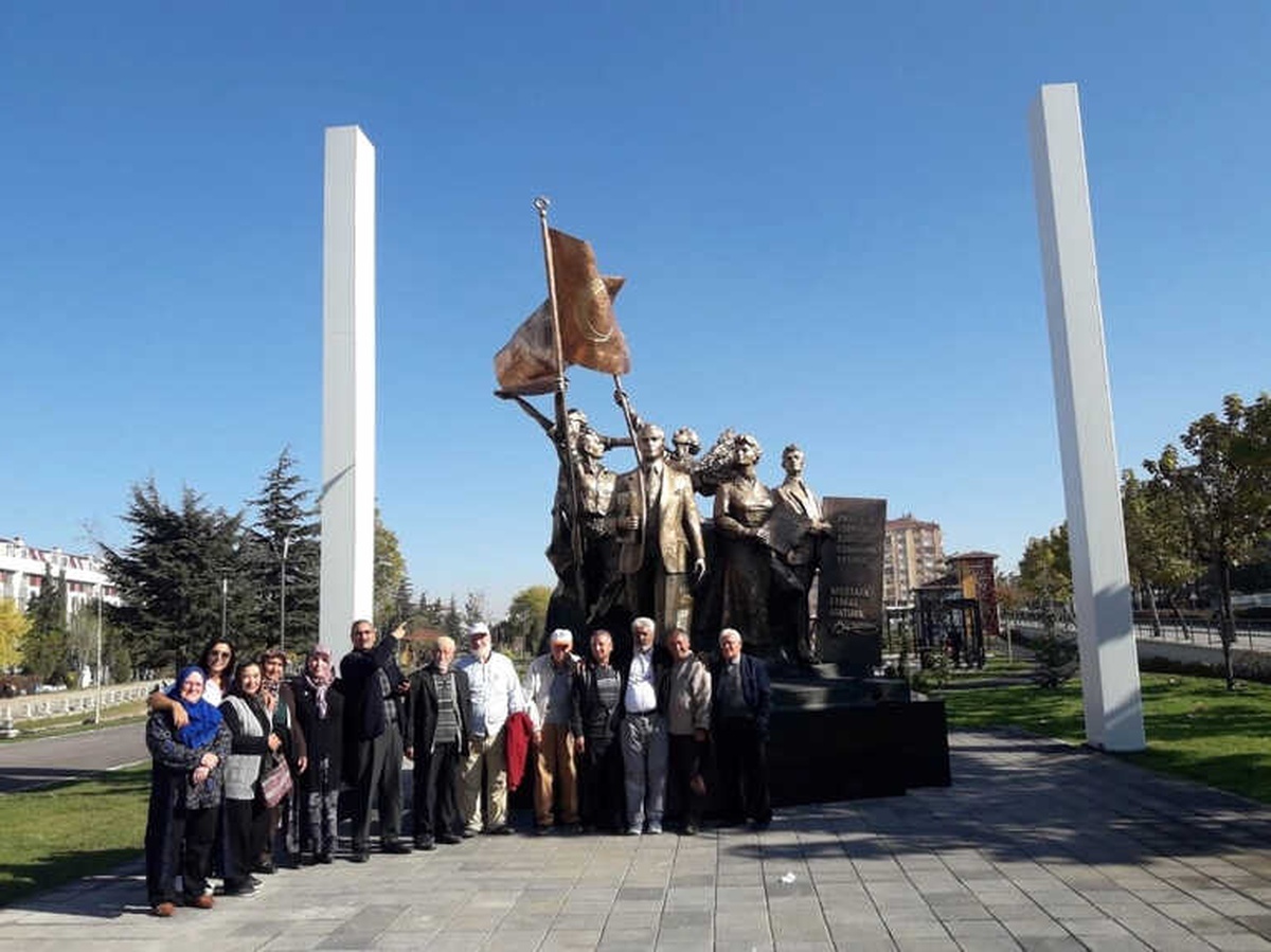 Koca Çınarlar Cumhuriyet Parkında