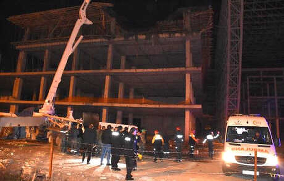 Kolej İnşaatında Beton Tabla Çöktü: 4 Yaralı