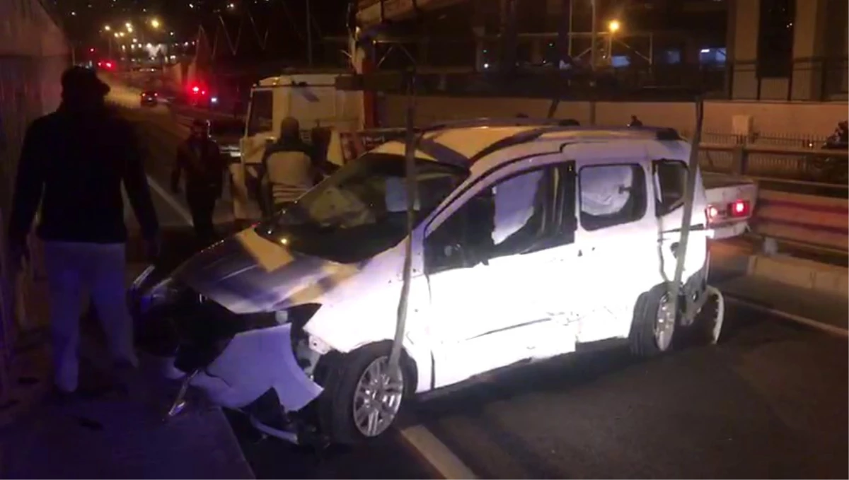 Kuşadası\'nda Alkollü Sürücü Emniyet Önünde Tretuvara Çarptı; 1 Yaralı