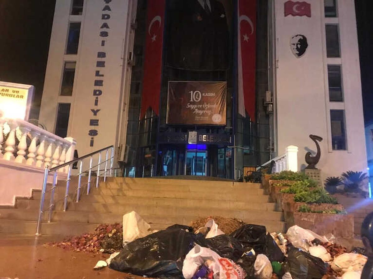 Kuşadası\'nda Vatandaştan Çöp Eylemi