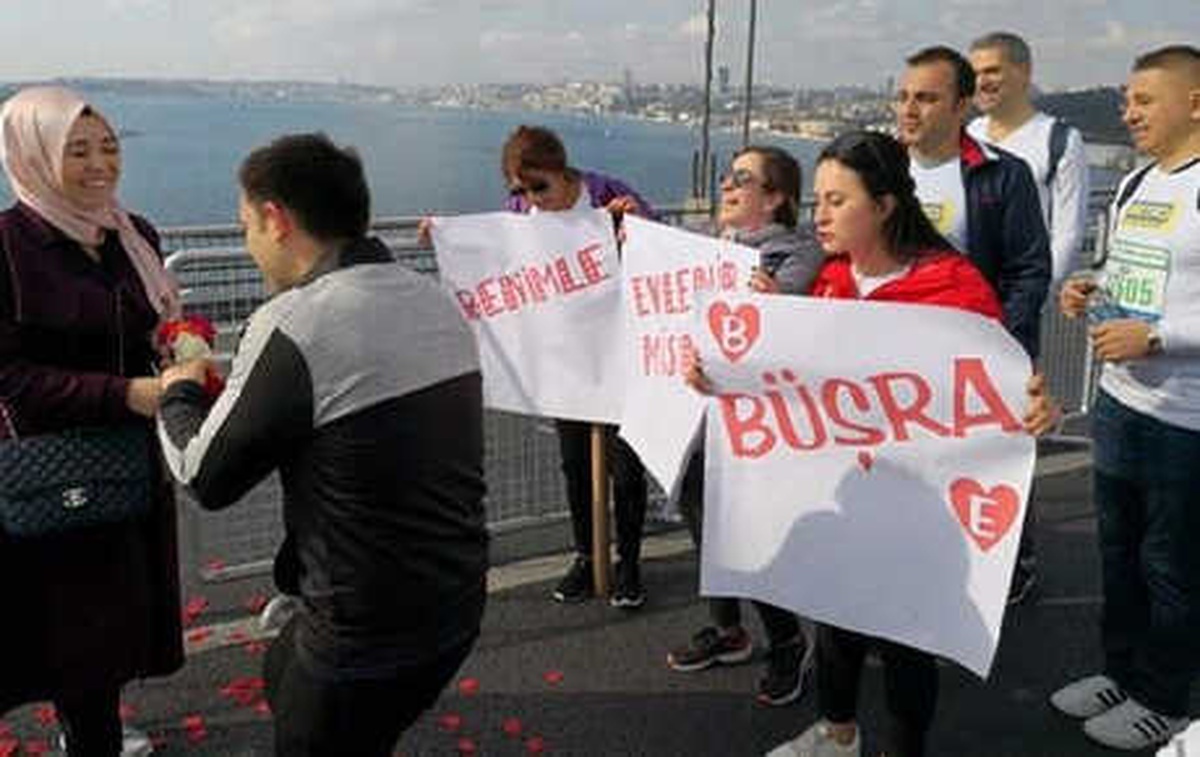 Maraton Sırasında Köprüde Sürpriz Evlilik Teklifi