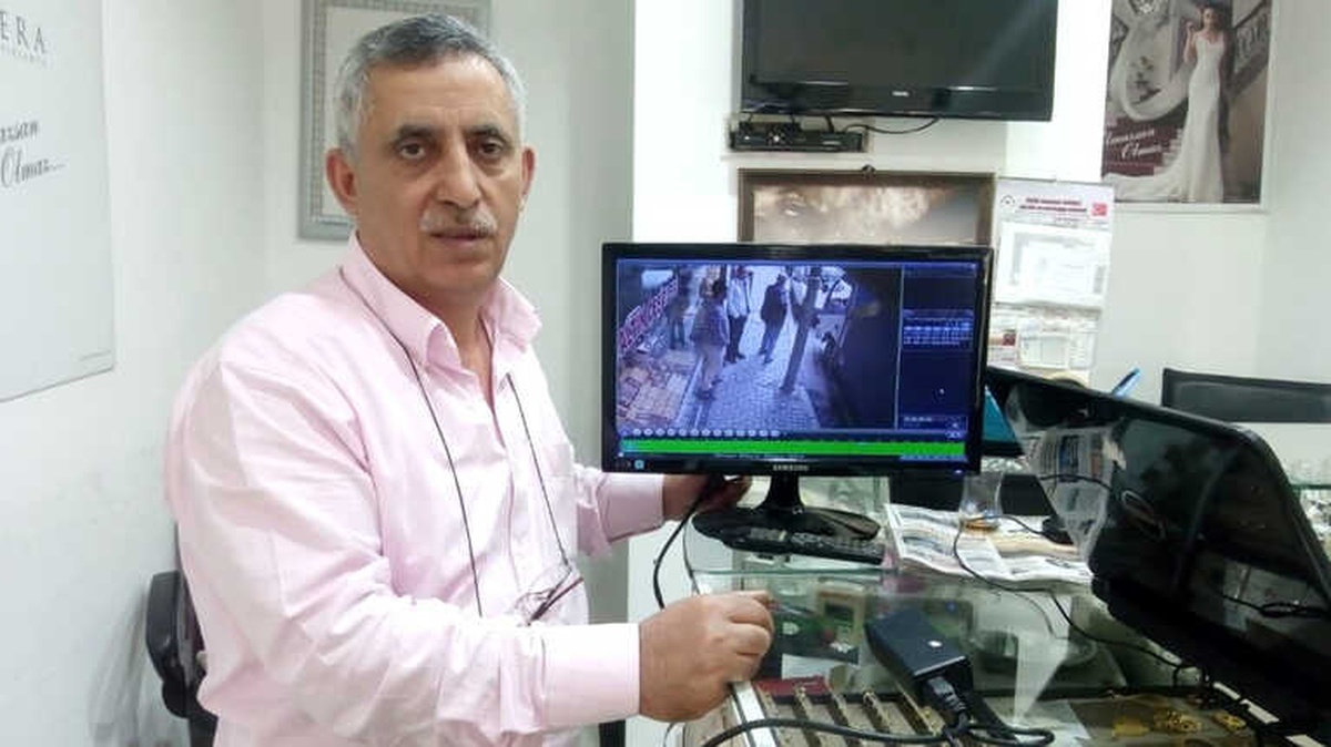 Markete Ürün Getiren Toptancının Telefonu Aracın İçinden Çalındı