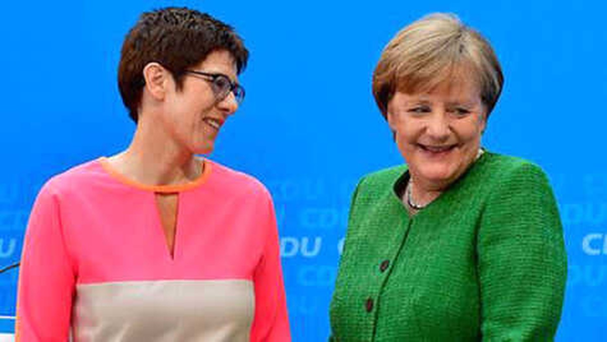 Merkel\'in Koltuğuna En Yakın İsim Karrenbauer