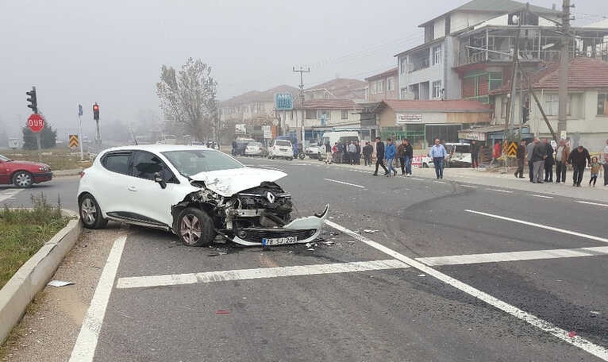 Otomobil Trafik Işıklarında Bekleyen Araca Çarptı: 3 Yaralı