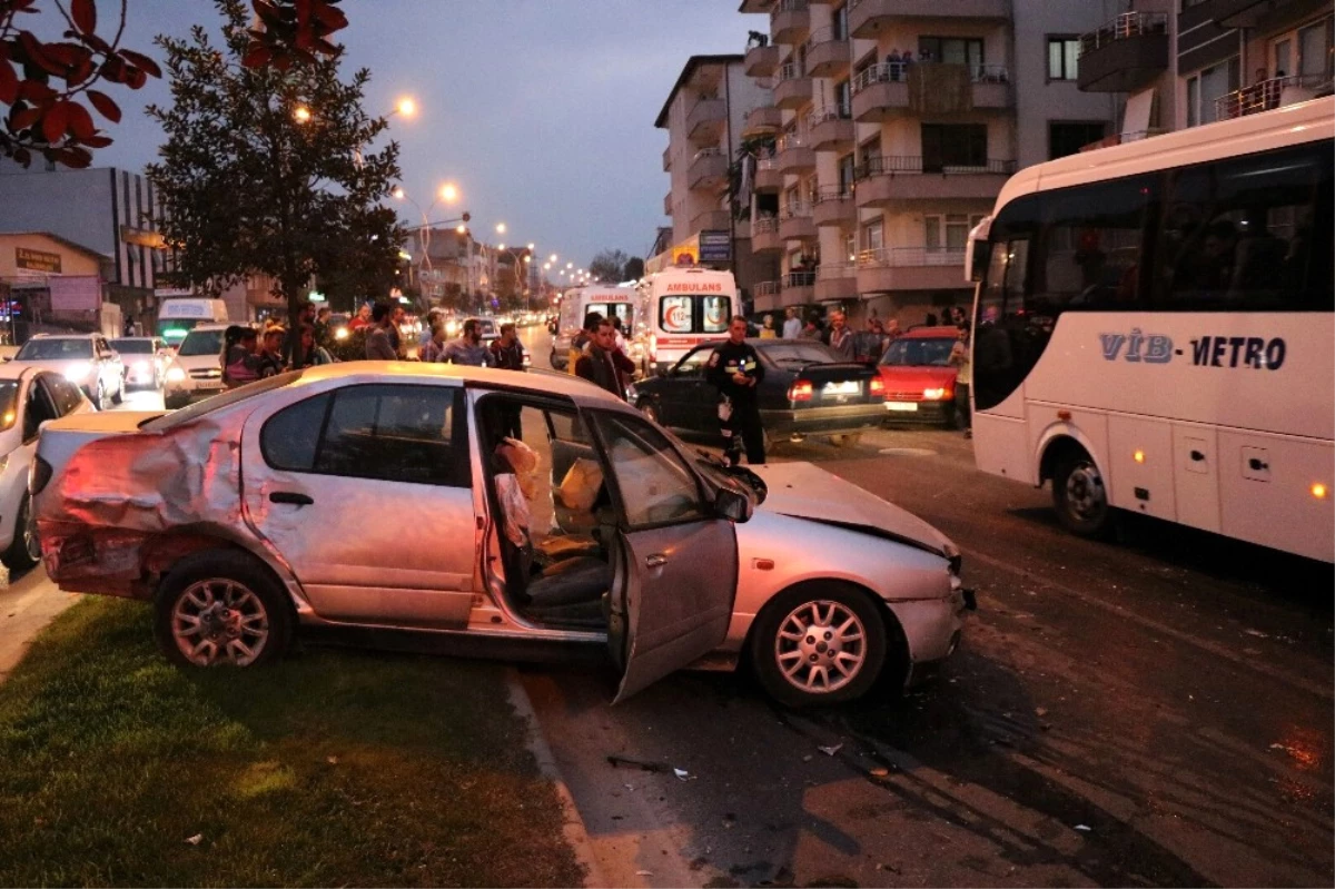 Sakarya\'da 3 Aracın Karıştığı Trafik Kazasında 7 Kişi Yaralandı