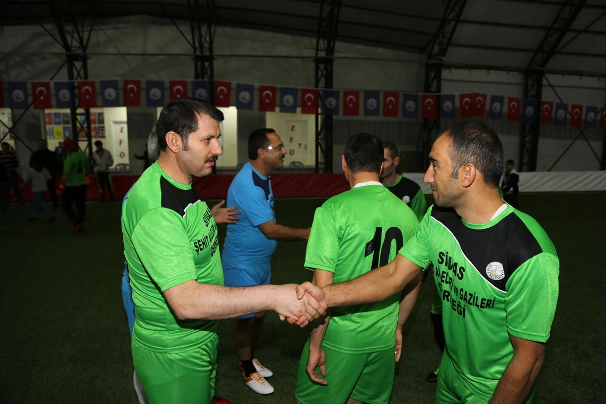 Sivas Valisi Ayhan, Gazilerle Futbol Maçında Bir Araya Geldi