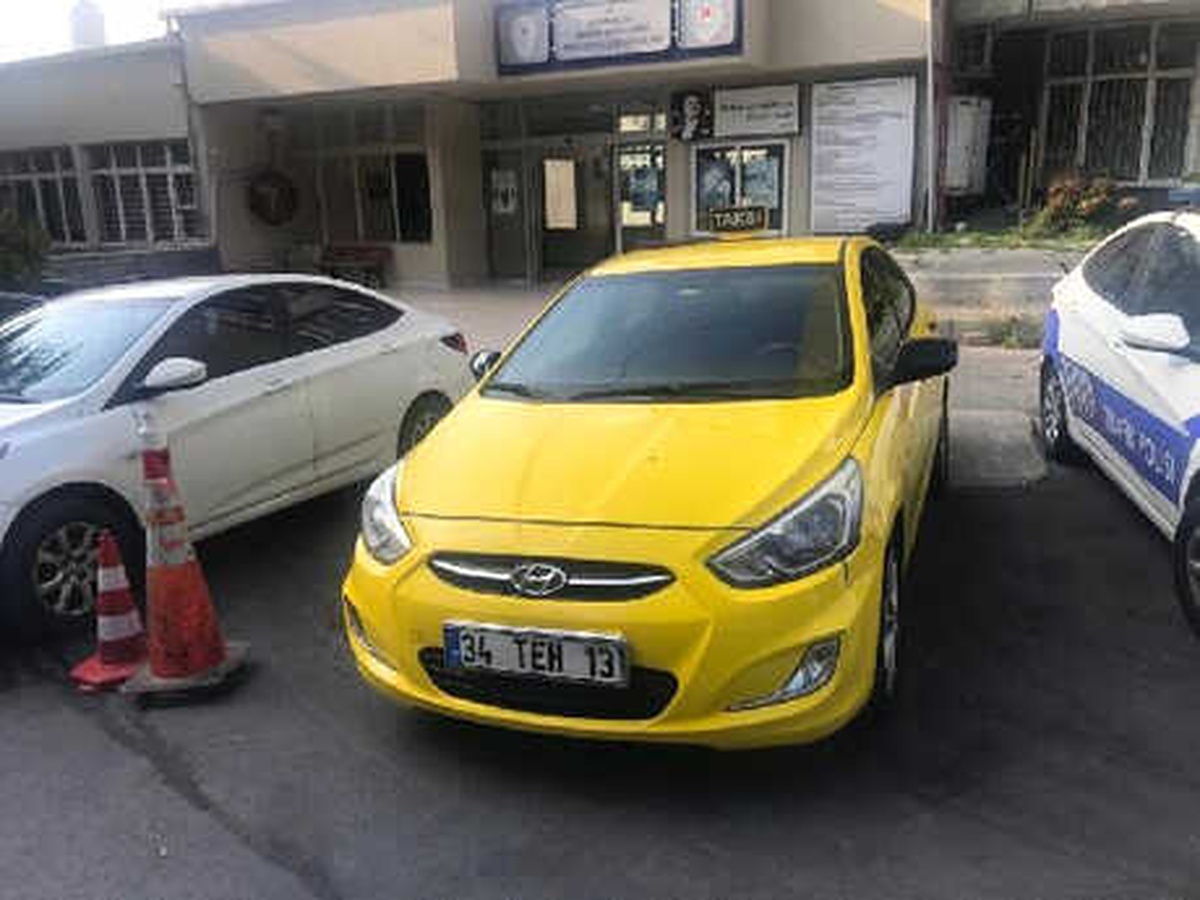 Turisti Dolandırıp Taciz Ettiği İddia Edilen Taksici Gözaltında