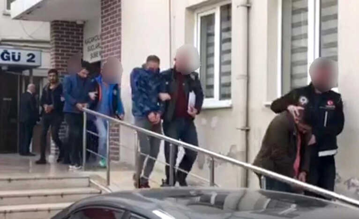 Uyuşturucu Tacirleri Ellerindeki Maddeleri Satamadan Yakalandı