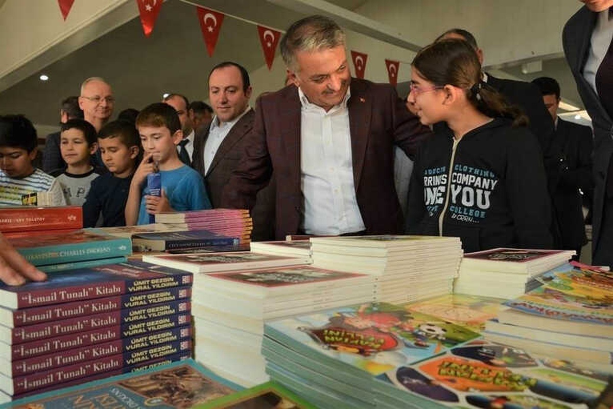 Vali Yazıcı Bigadiç Kitap Fuarına Katıldı