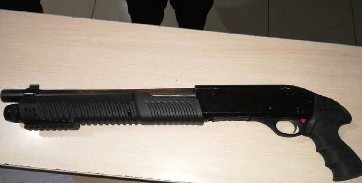 Adana\'da Bir Kişi Barda Elinde Pompalı Tüfekle Polise Yakalandı