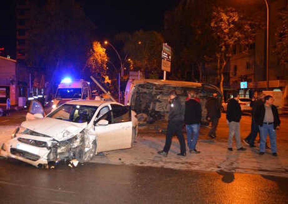 Adana\'da Kaza: Araçta Sıkışan 2 Kişiyi İtfaiye Kurtardı