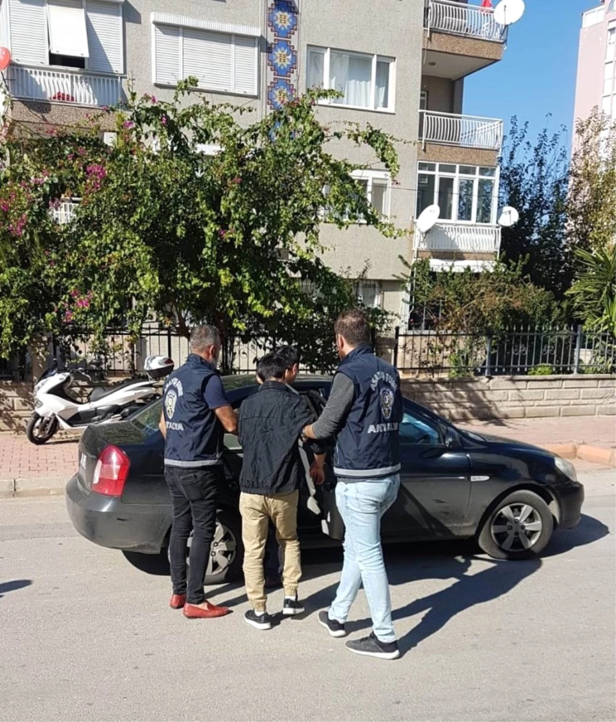 Antalya\'da 27 Bin TL\'lik Giyim Eşyası Çalan 4 Moğol Hırsız Yakalandı