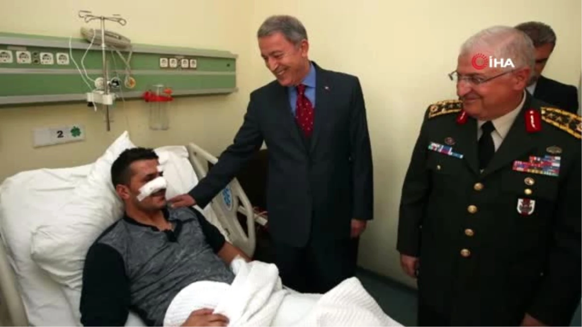 Bakan Akar GATA\'da Tedavi Gören Yaralı Askerleri Ziyaret Etti