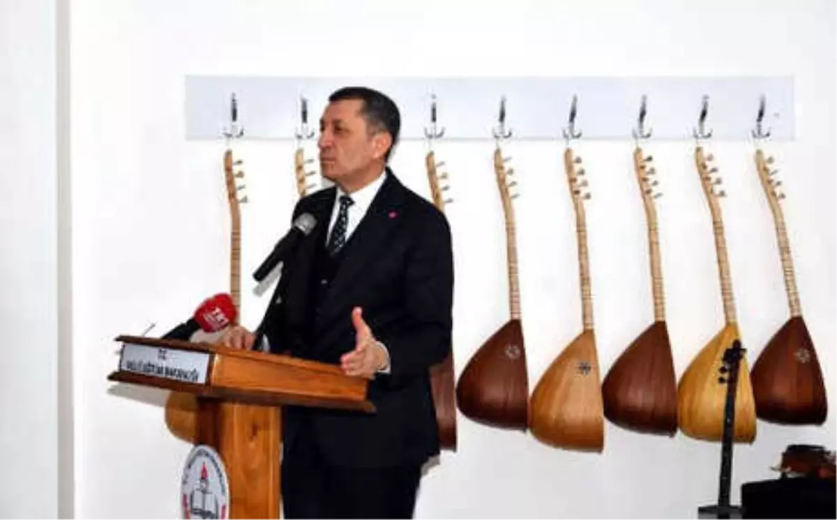 Bakan Selçuk, Okullar Bağlama ve Piyano Dağıtımını Kars\'tan Başlattı