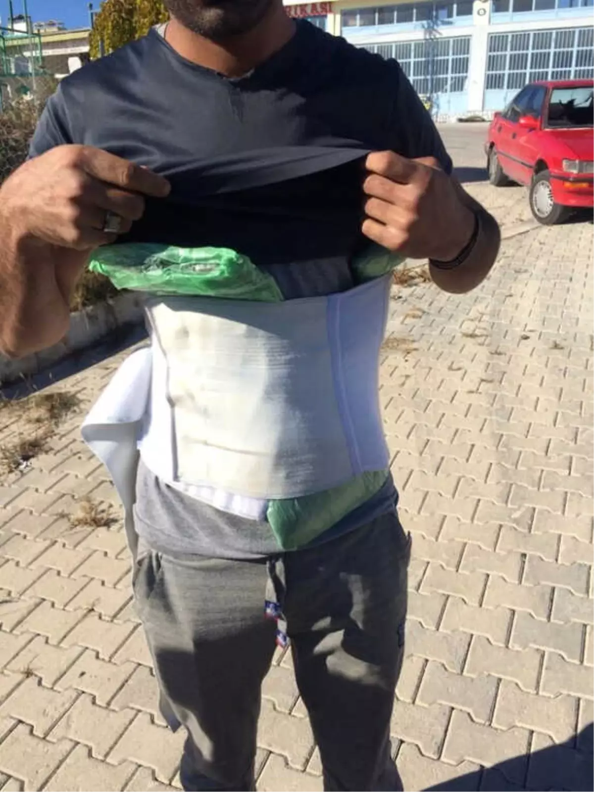 Beline Sardığı 1 Kilo 660 Gram Esrar ile Yakalandı