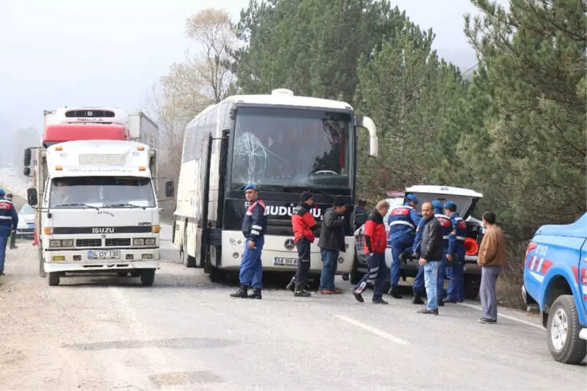 Bolu\'da Öğrencileri Taşıyan Otobüs Zincirleme Kazaya Karıştı: 11 Yaralı