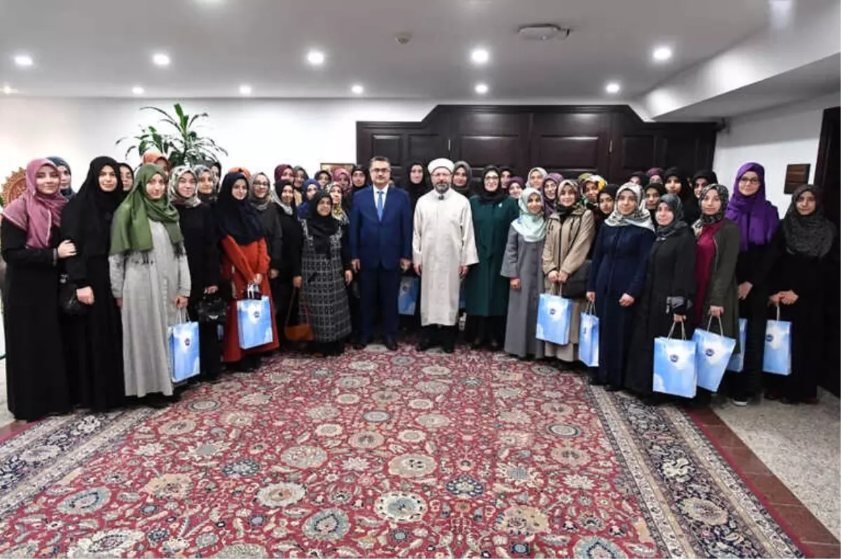 Diyanet İşleri Başkanı Erbaş, Hafızlık Yapan Üniversite Öğrencilerini Kabul Etti