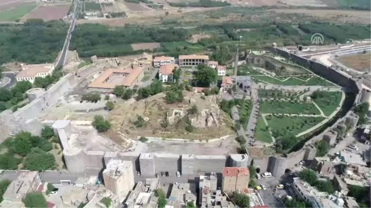 Diyarbakır\'ın "Kalbi"Nde Su Kanalı ve Tünel Bulundu (2) - Drone