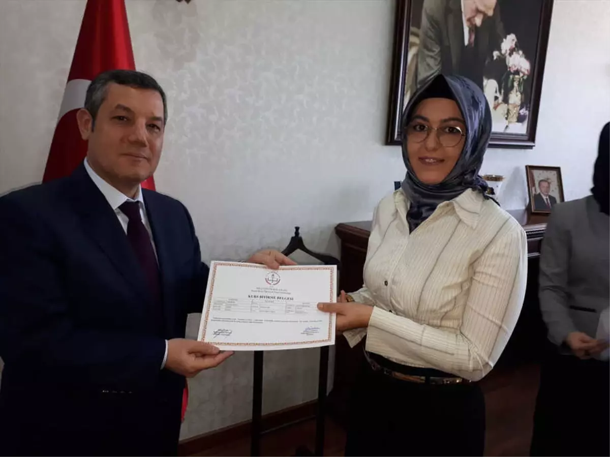 Dörtyol\'da İşaret Dili Öğrenen Memurlar Sertifikalarını Aldı