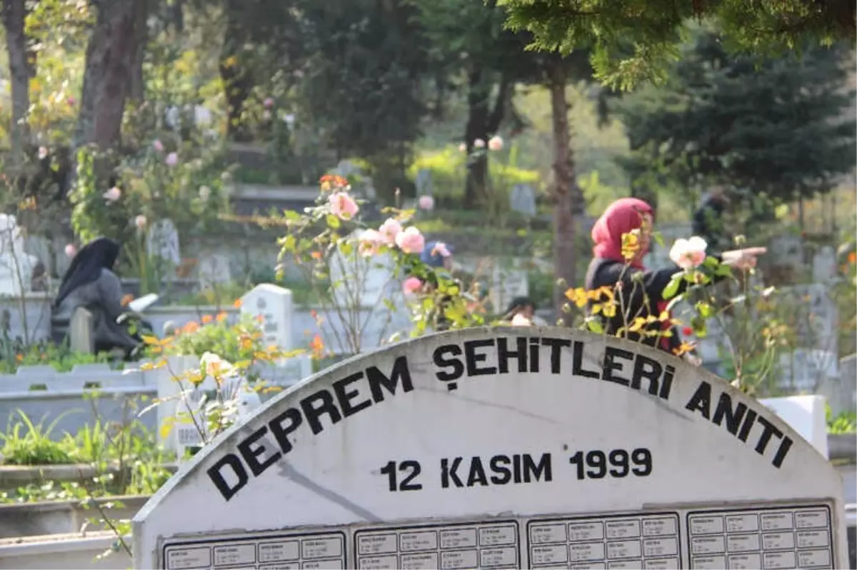 Düzce Depreminin 19. Yıldönümünde Deprem Şehitliği Doldu Taştı