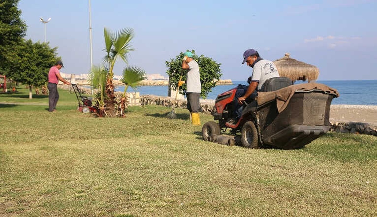 Erdemli\'de Park Bakım Çalışmaları Sürüyor